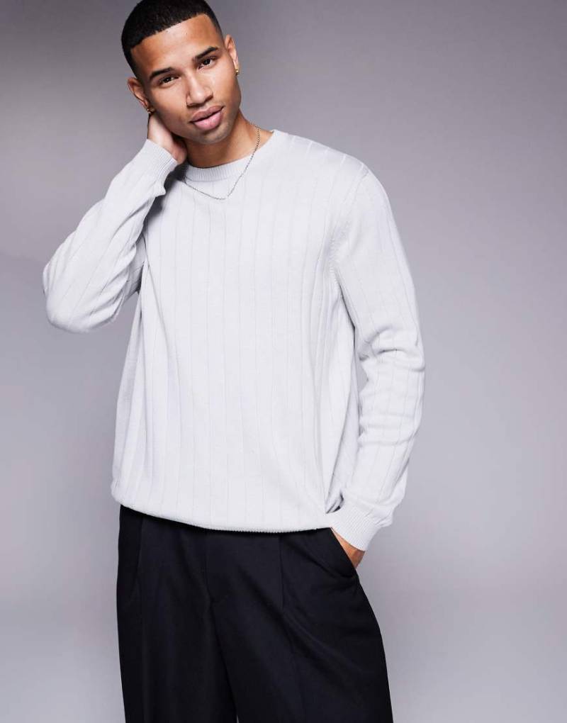 ASOS DESIGN - Lässig geschnittener, breit gerippter Pullover in Eisgrau von ASOS DESIGN