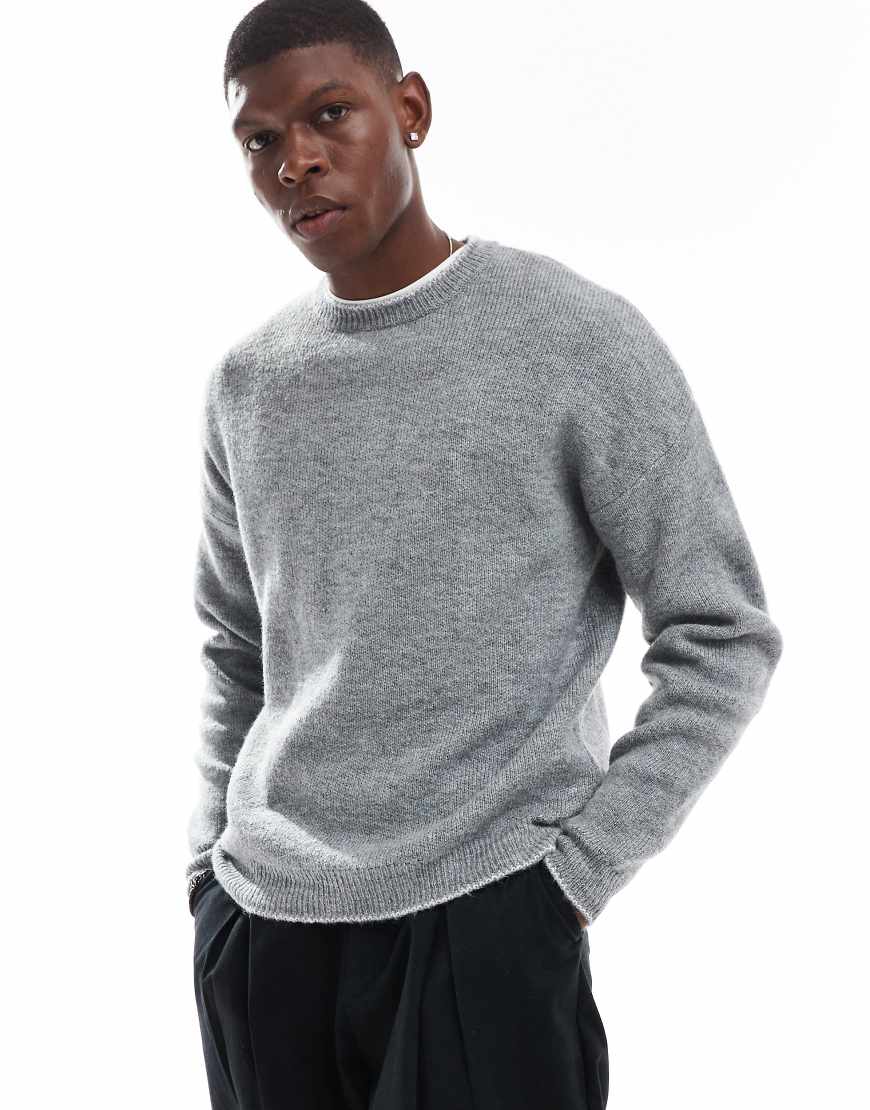ASOS DESIGN - Lässig geschnittener Pullover aus flauschiger Strickware in Grau mit kontrastierendem Langettenstich von ASOS DESIGN