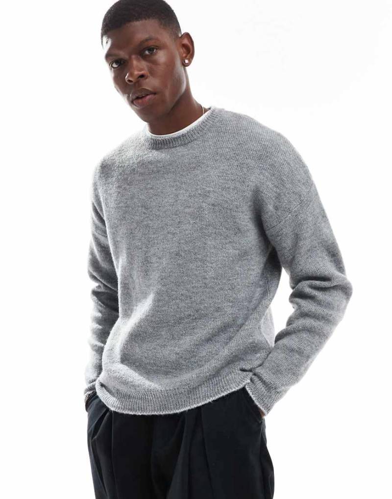 ASOS DESIGN - Lässig geschnittener Pullover aus flauschiger Strickware in Grau mit kontrastierendem Langettenstich von ASOS DESIGN