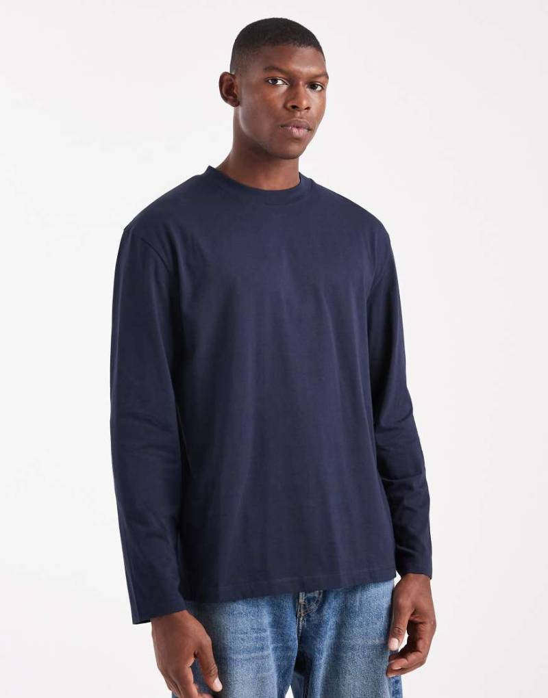 ASOS DESIGN - Lässig geschnittenes, langärmliges Basic-T-Shirt in Marineblau von ASOS DESIGN
