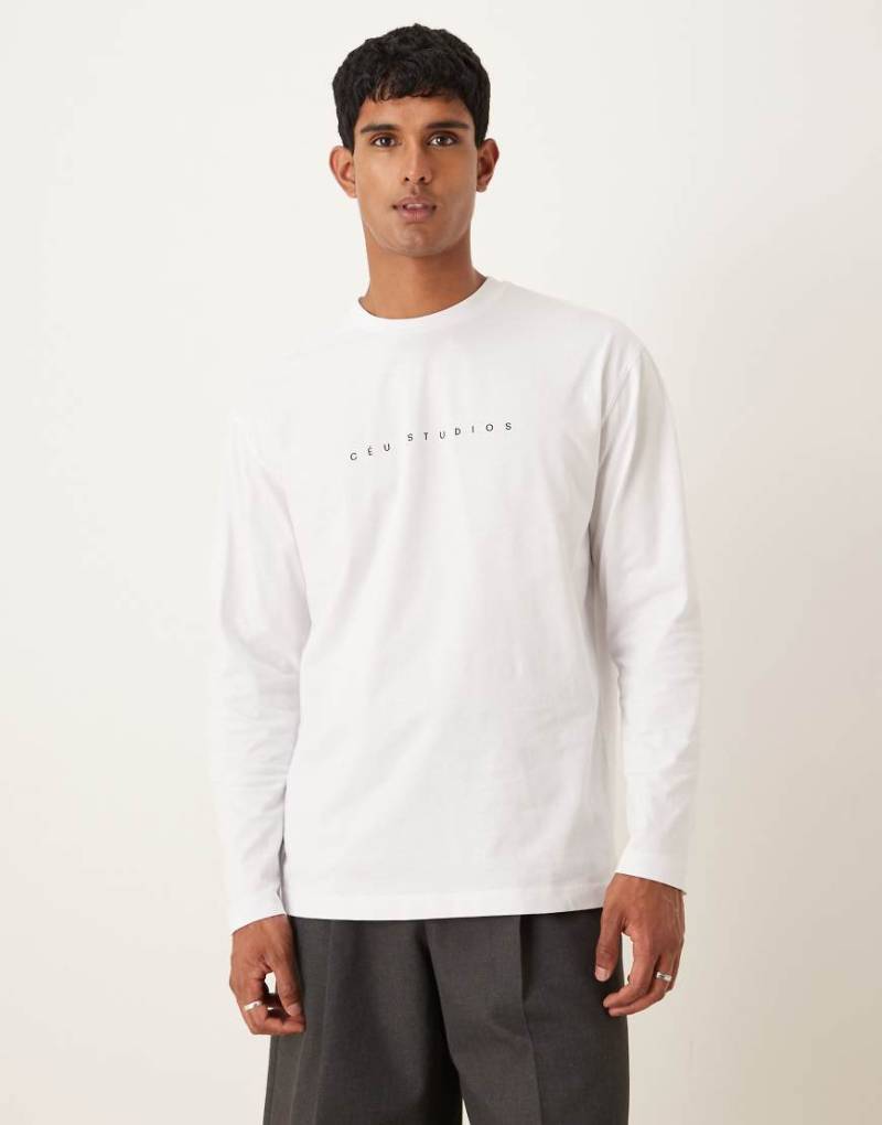 ASOS DESIGN - Lässig geschnittenes, langärmliges Shirt in Weiß mit Brustprint von ASOS DESIGN