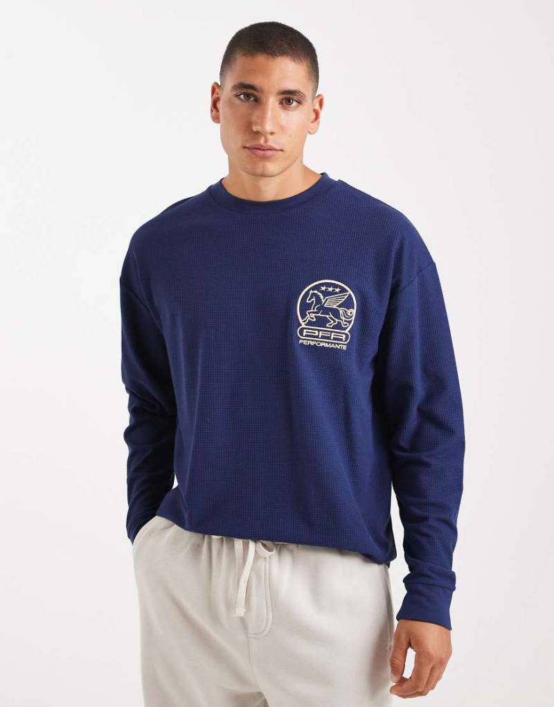 ASOS DESIGN - Lässig geschnittenes, langärmliges T-Shirt in Marineblau mit Waffelstruktur und Stickerei auf der Brust von ASOS DESIGN