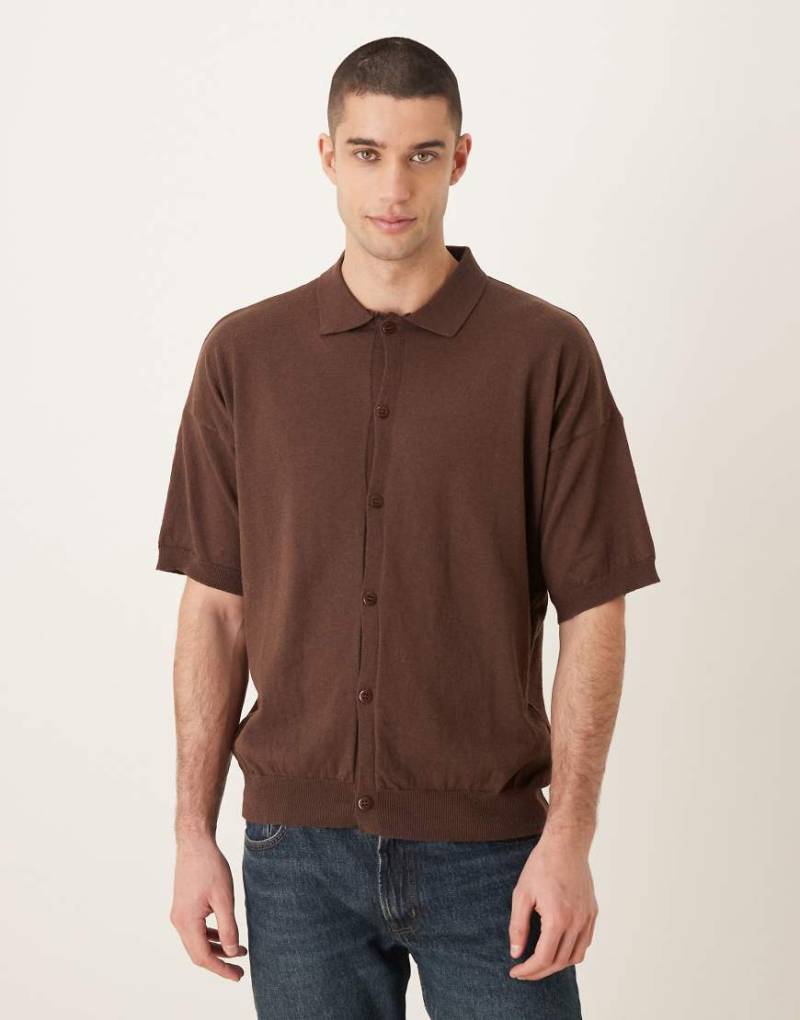 ASOS DESIGN - Lässig geschnittenes Hemd in Braun mit durchgehender Knopfleiste von ASOS DESIGN