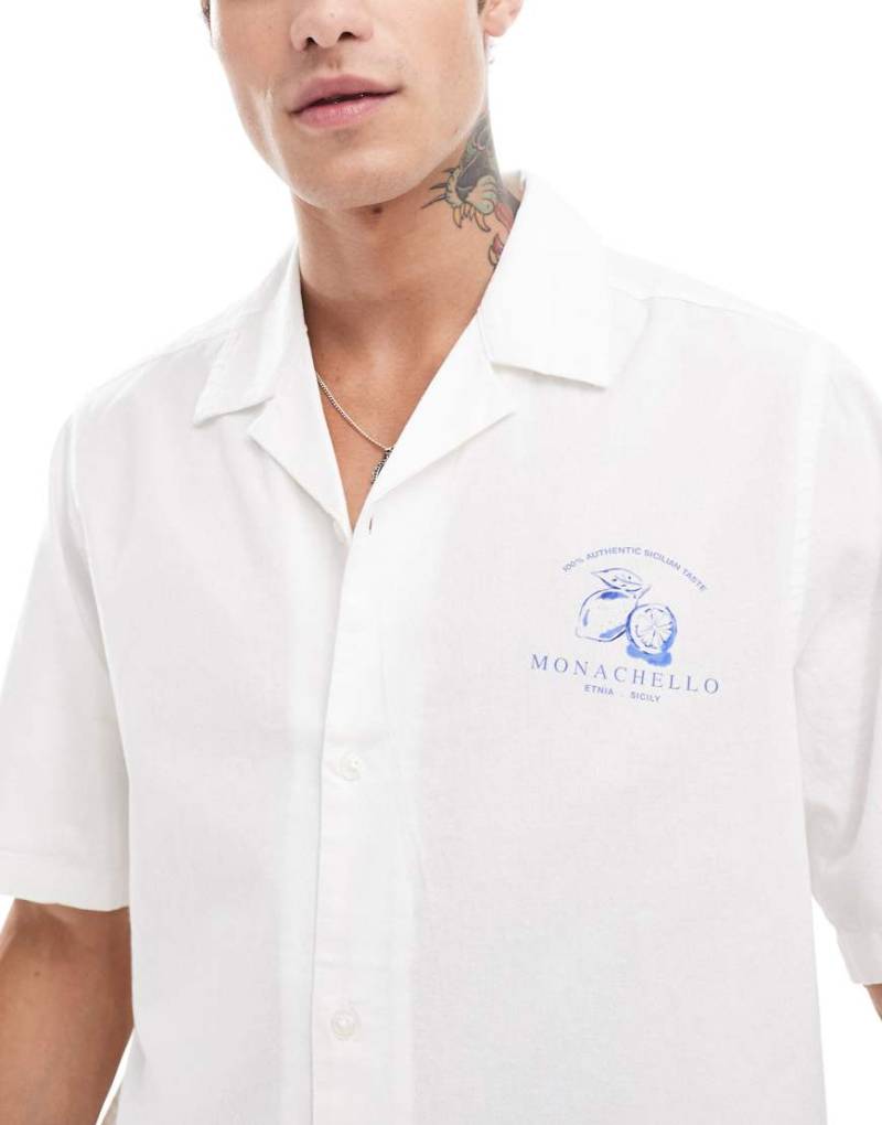 ASOS DESIGN - Lässig geschnittenes Hemd in Weiß mit Print vorne und Reißverschluss von ASOS DESIGN