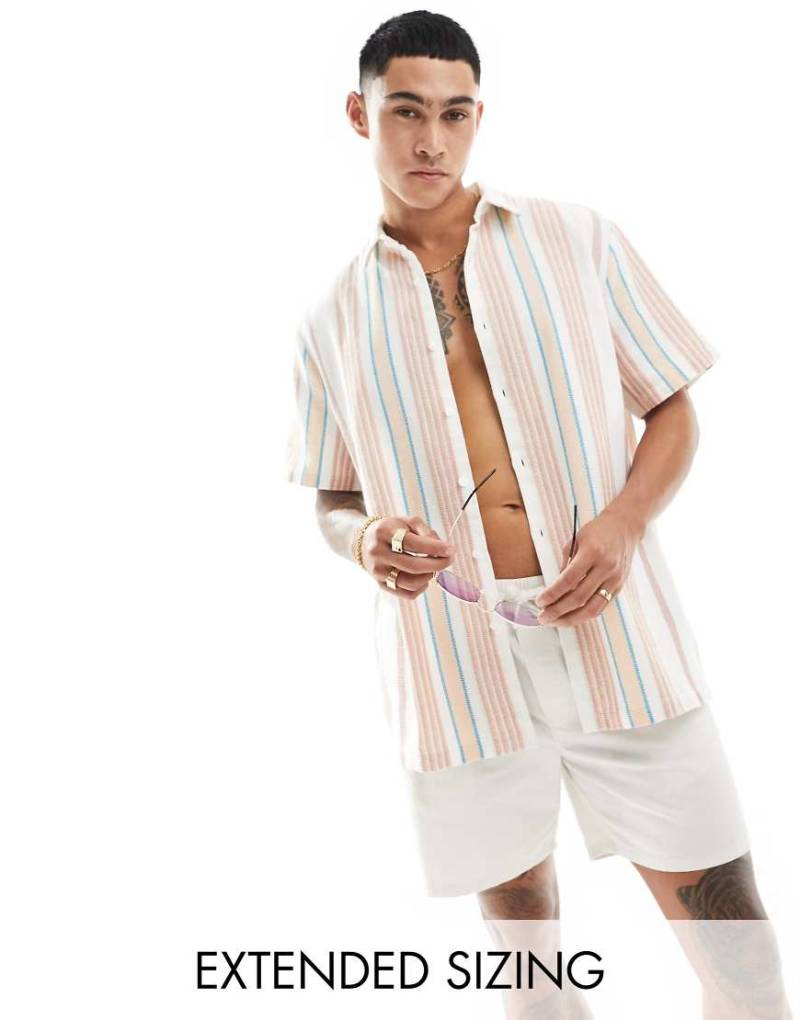 ASOS DESIGN - Lässig geschnittenes Hemd mit farblich abgestimmten Streifen in Korbgeflecht-Optik-Bunt von ASOS DESIGN