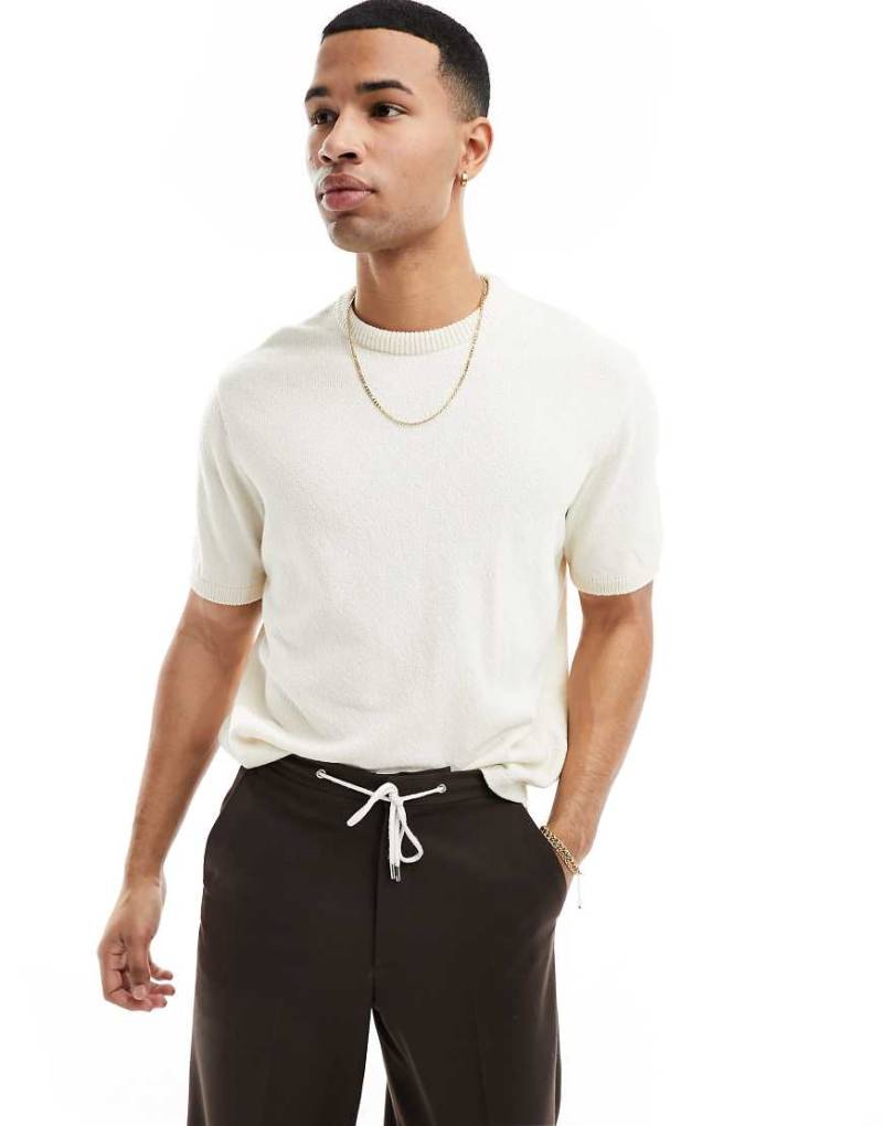 ASOS DESIGN - Lässig geschnittenes T-Shirt aus strukturiertem Strickmaterial in Steinbeige-Neutral von ASOS DESIGN