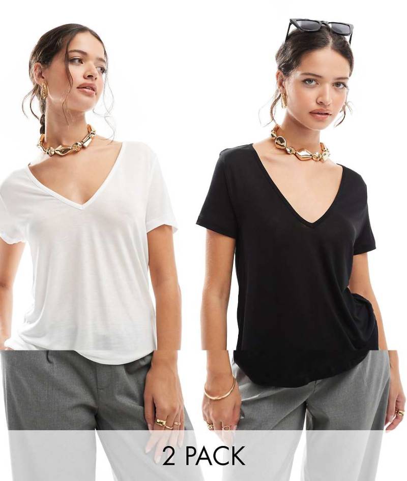 ASOS DESIGN - Lässig geschnittenes T-Shirt im 2er-Pack in Schwarz und Weiß mit V-Ausschnitt-Bunt von ASOS DESIGN