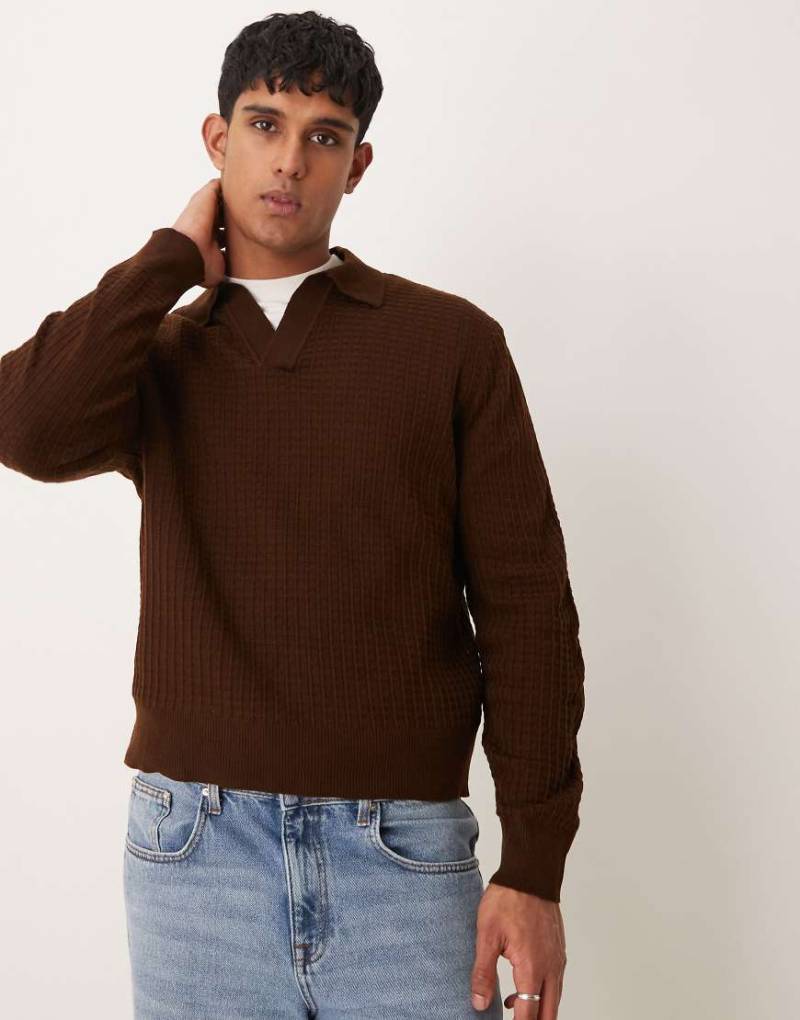 ASOS DESIGN - Lässig geschnittener Pullover in Braun mit Waffelstruktur und eingekerbtem Ausschnitt von ASOS DESIGN