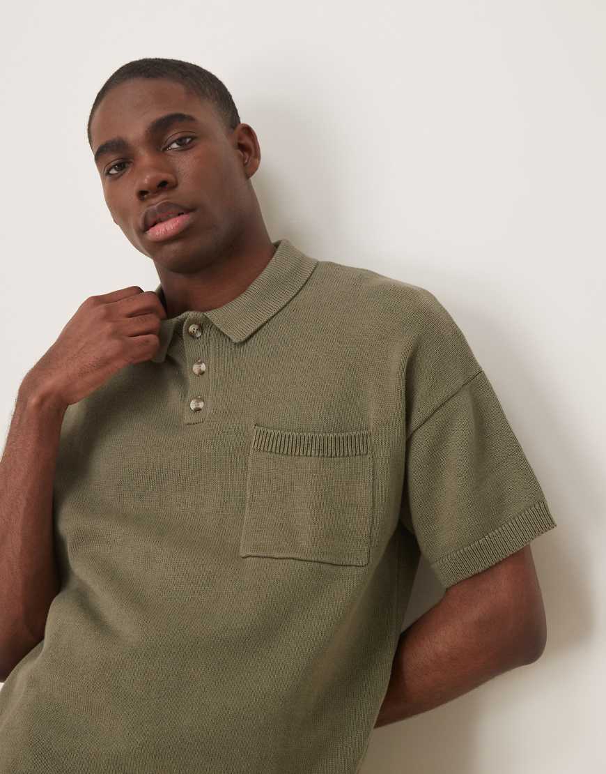 ASOS DESIGN - Lässig und kastig geschnittenes Polohemd aus mittelschwerer Baumwolle in Khaki mit Brusttasche-Grün ASOS DESIGN - Lässig und kastig geschnittenes Polohemd aus mittelschwerer Baumwolle in Khaki mit Brusttasche-Grün von ASOS DESIGN