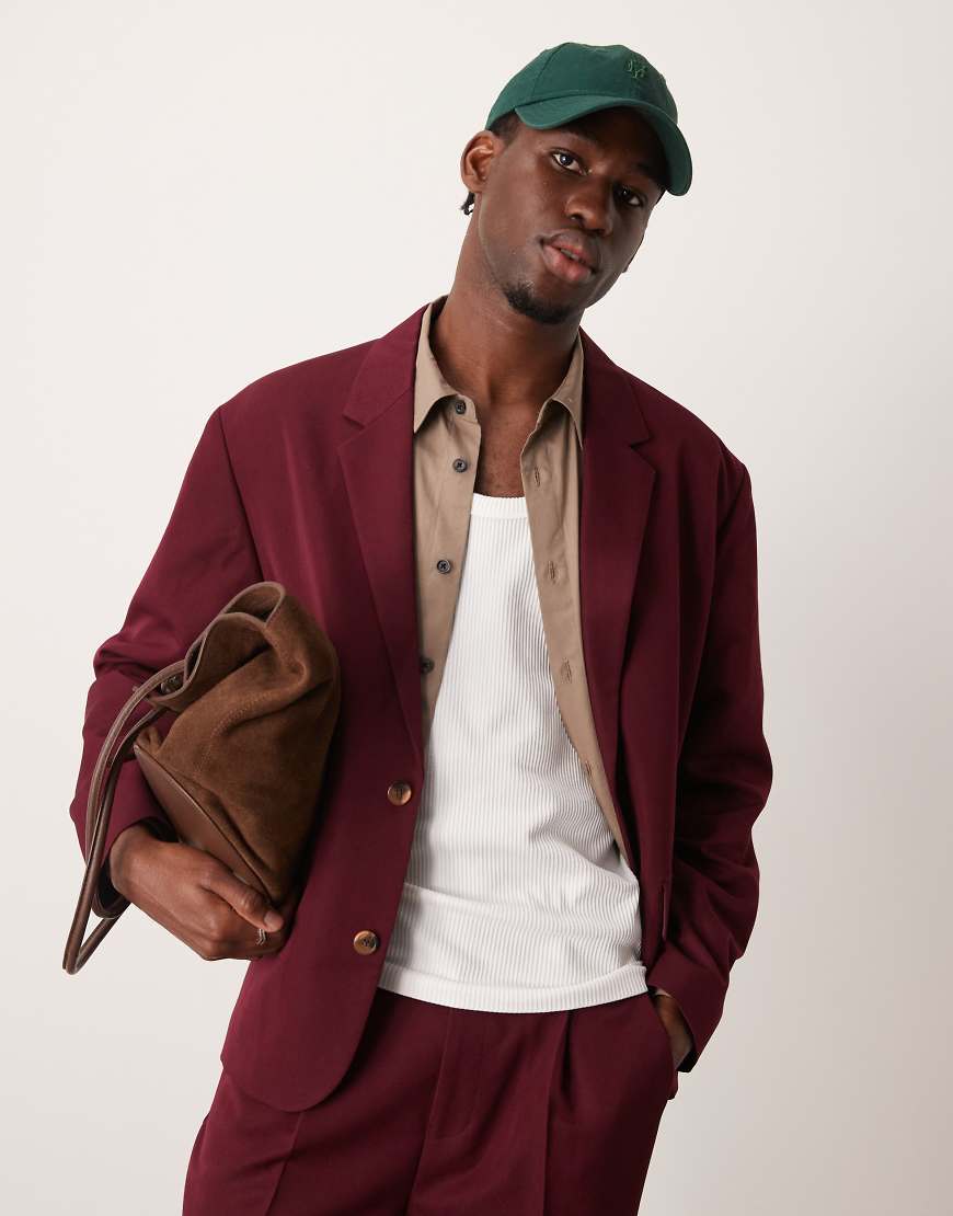 ASOS DESIGN - Lässige, kastig geschnittene Anzugjacke aus Twill in Burgunderrot ASOS DESIGN - Lässige, kastig geschnittene Anzugjacke aus Twill in Burgunderrot von ASOS DESIGN