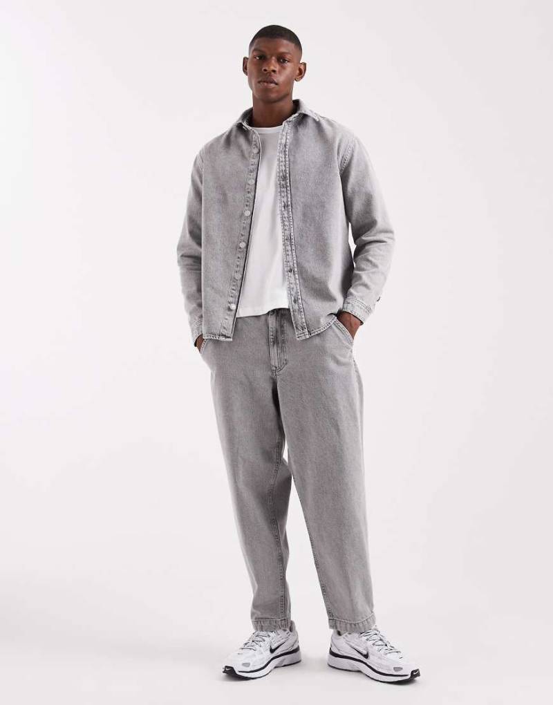 ASOS DESIGN - Lässige, schmal zulaufende Jeans in hellgrauer Waschung, Kombiteil von ASOS DESIGN