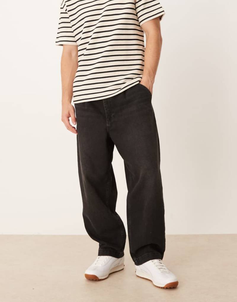 ASOS DESIGN - Lässige Karottenjeans in verwaschenem Schwarz mit Bundfalten von ASOS DESIGN