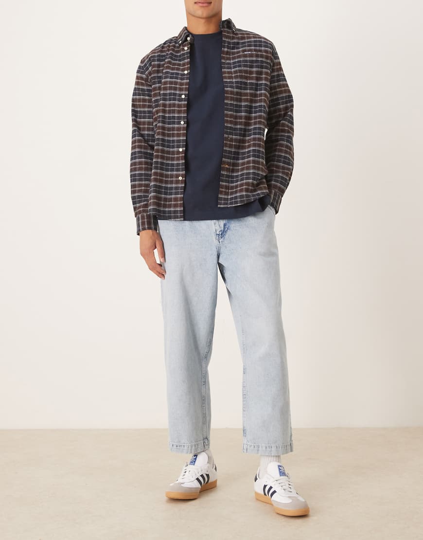 ASOS DESIGN - Lässige Karottenjeans mit Bundfalten und Bleach-Waschung-Blau von ASOS DESIGN