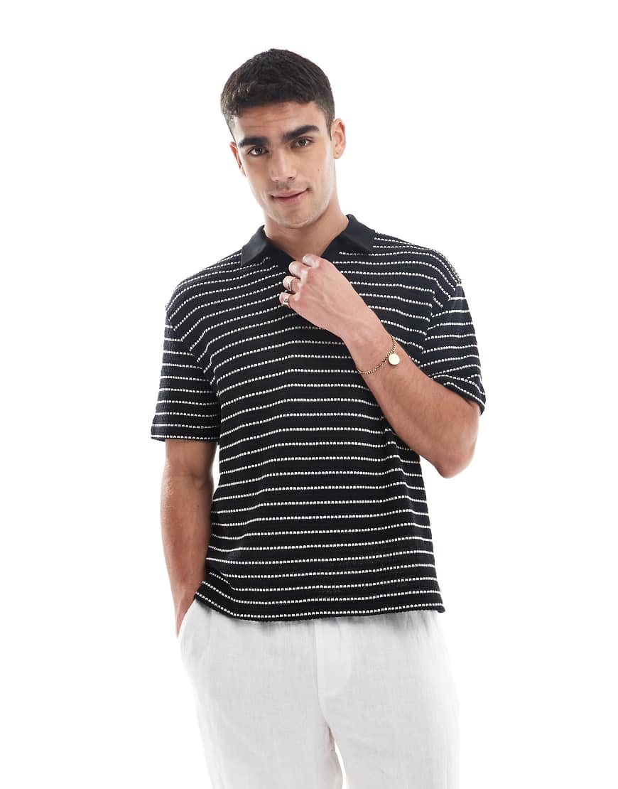 ASOS DESIGN - Lässiges, kastenförmiges Poloshirt mit strukturierten, schwarz-weißen Streifen von ASOS DESIGN