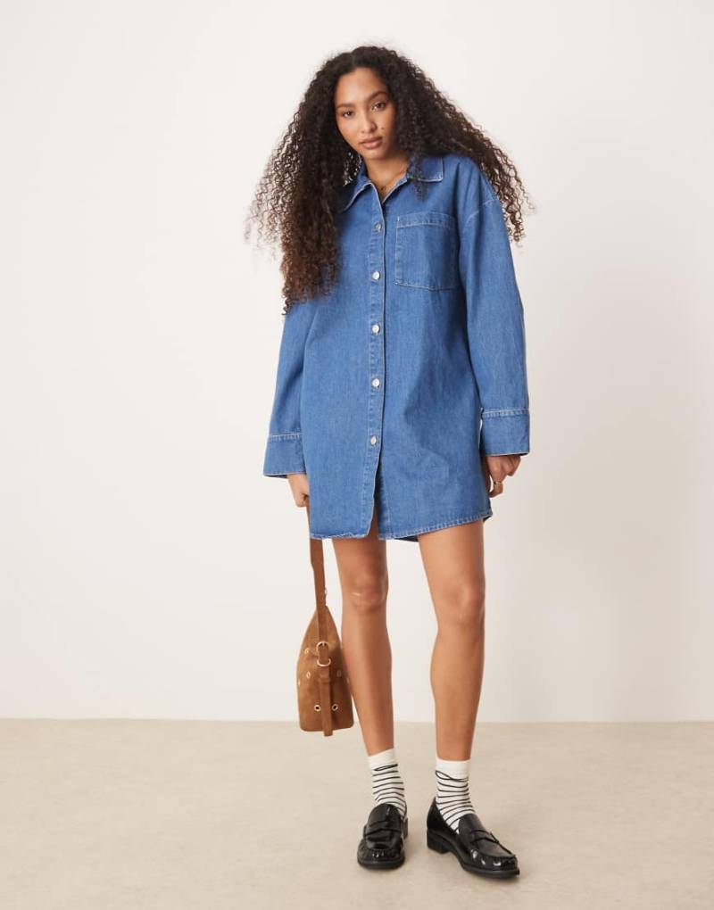 ASOS DESIGN - Lässiges Jeans-Hemdblusenkleid in Mittelblau von ASOS DESIGN