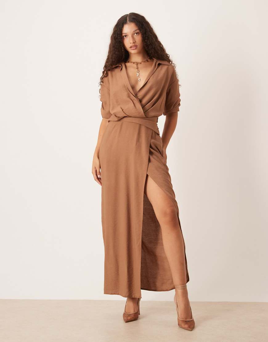 ASOS DESIGN - Lässiges Midi-Hemdkleid in Hellbraun mit Schlitz-Brown von ASOS DESIGN