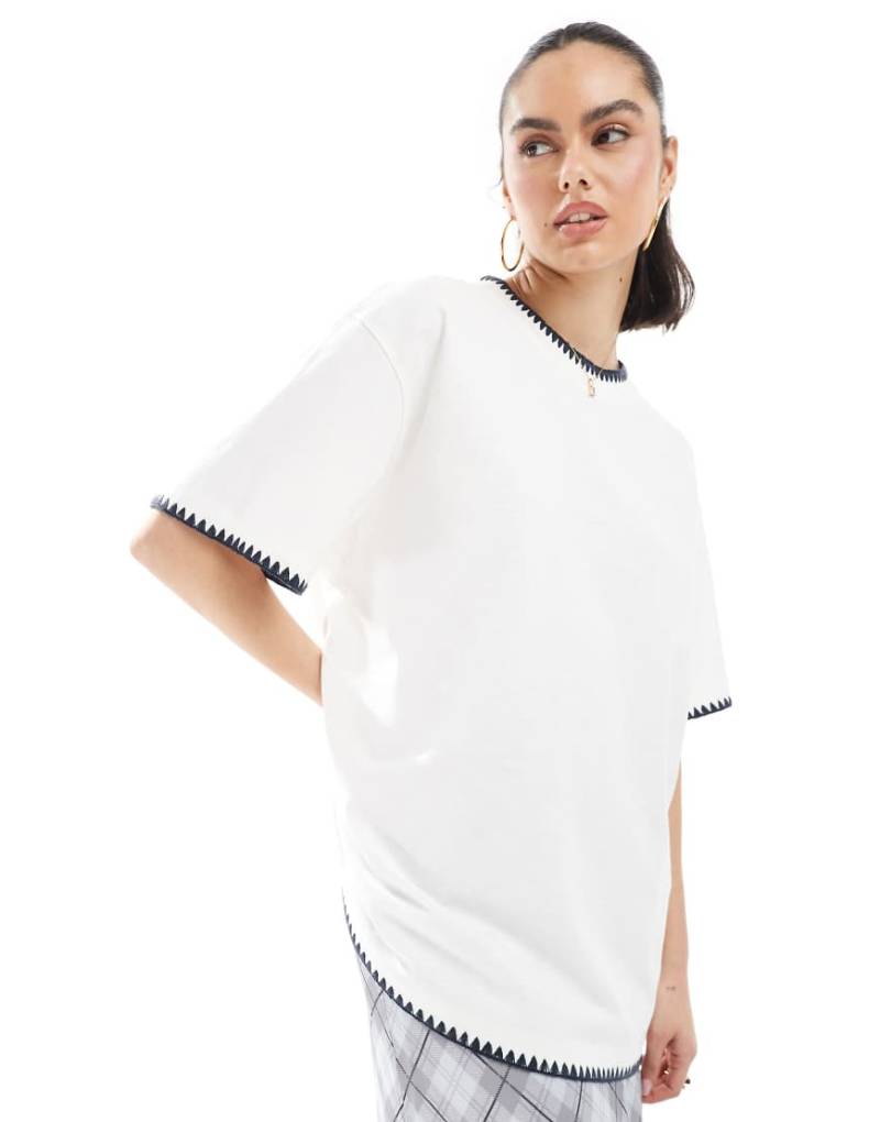 ASOS DESIGN - Lässiges Oversize-T-Shirt in Weiß mit Zickzack-Details von ASOS DESIGN