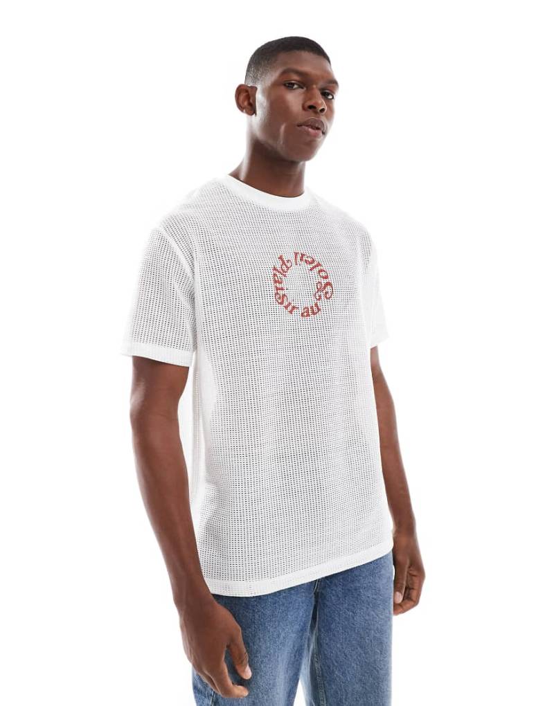 ASOS DESIGN - Lässiges T-Shirt aus Baumwollnetzstoff in Wollweiß mit Soleil-Grafik-Neutral von ASOS DESIGN