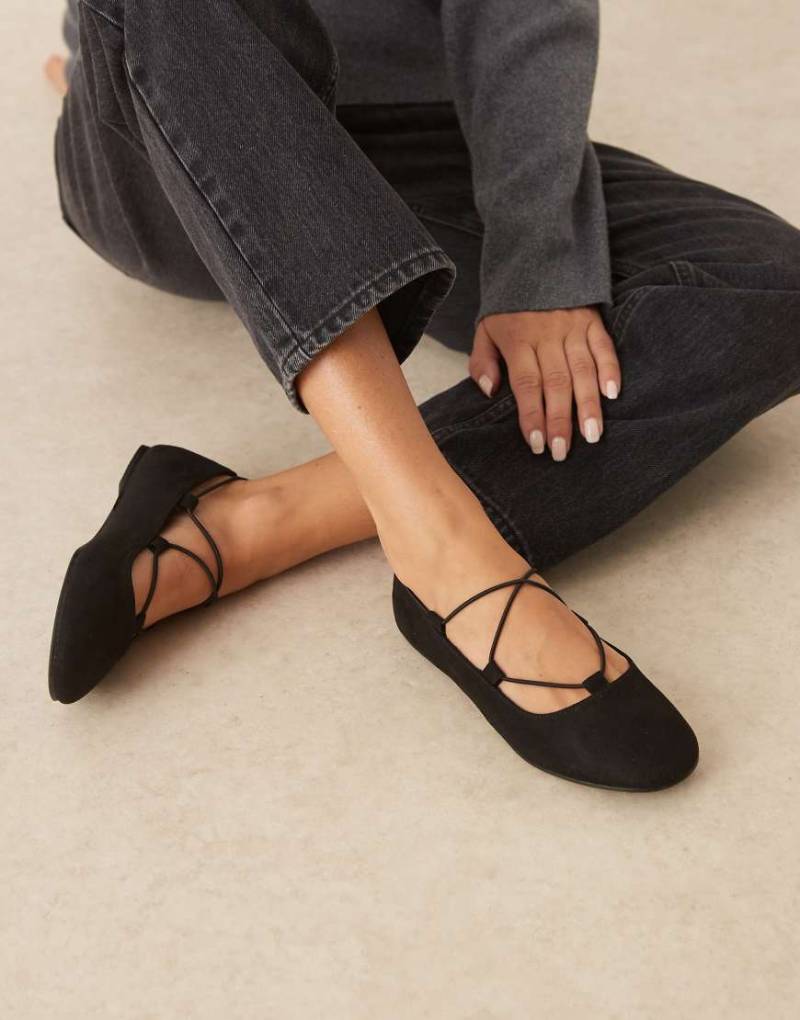 ASOS DESIGN - Lagos - Ballerinas aus Wildlederimitat in Schwarz mit elastischen Details von ASOS DESIGN