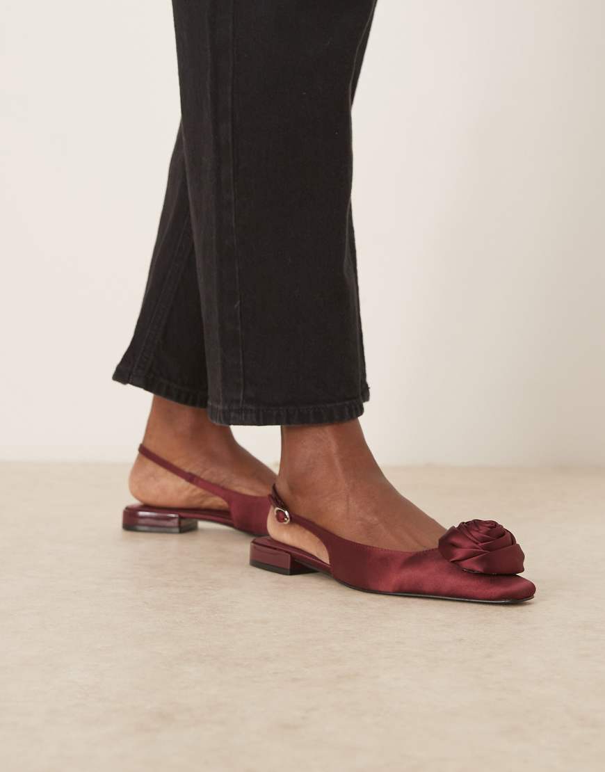 ASOS DESIGN - Lamas - Ballerinas aus Satin in Pflaume mit eckiger Zehenpartie und Ansteckblume-Rosa von ASOS DESIGN