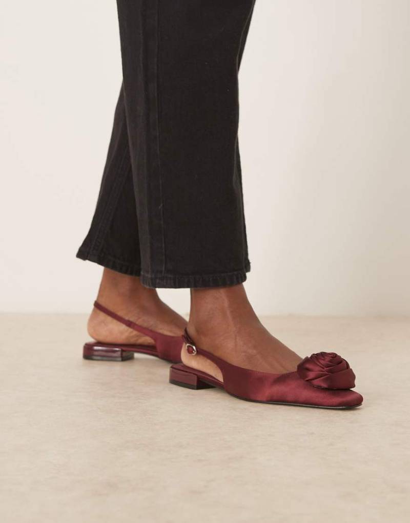 ASOS DESIGN - Lamas - Ballerinas aus Satin in Pflaume mit eckiger Zehenpartie und Ansteckblume-Rosa von ASOS DESIGN