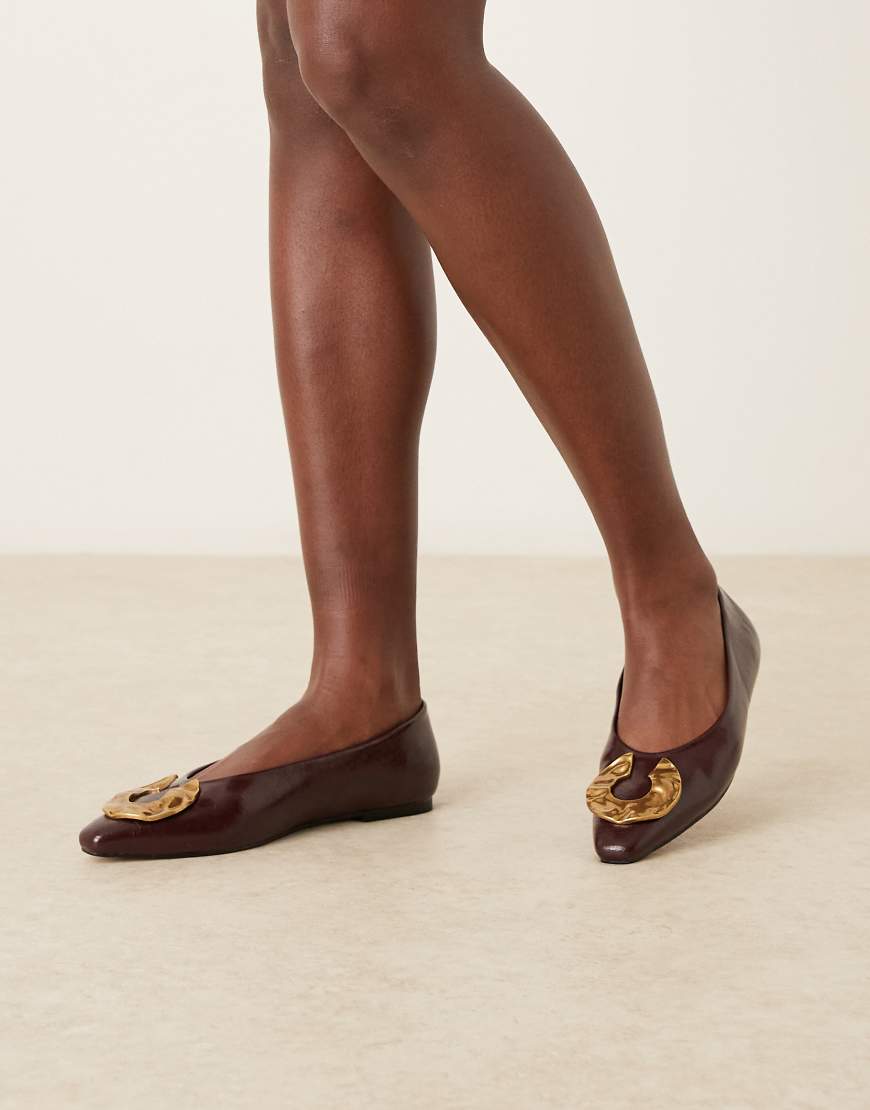ASOS DESIGN - Lambert - Ballerinas in Braun mit spitz zulaufender Zehenpartie und Metallverzierung-Brown von ASOS DESIGN