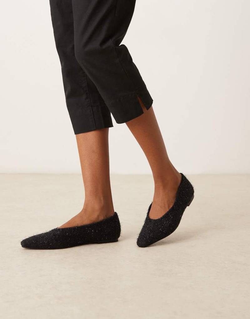 ASOS DESIGN - Lambert - Flauschige Ballerinas in Schwarz mit kantiger Spitze von ASOS DESIGN
