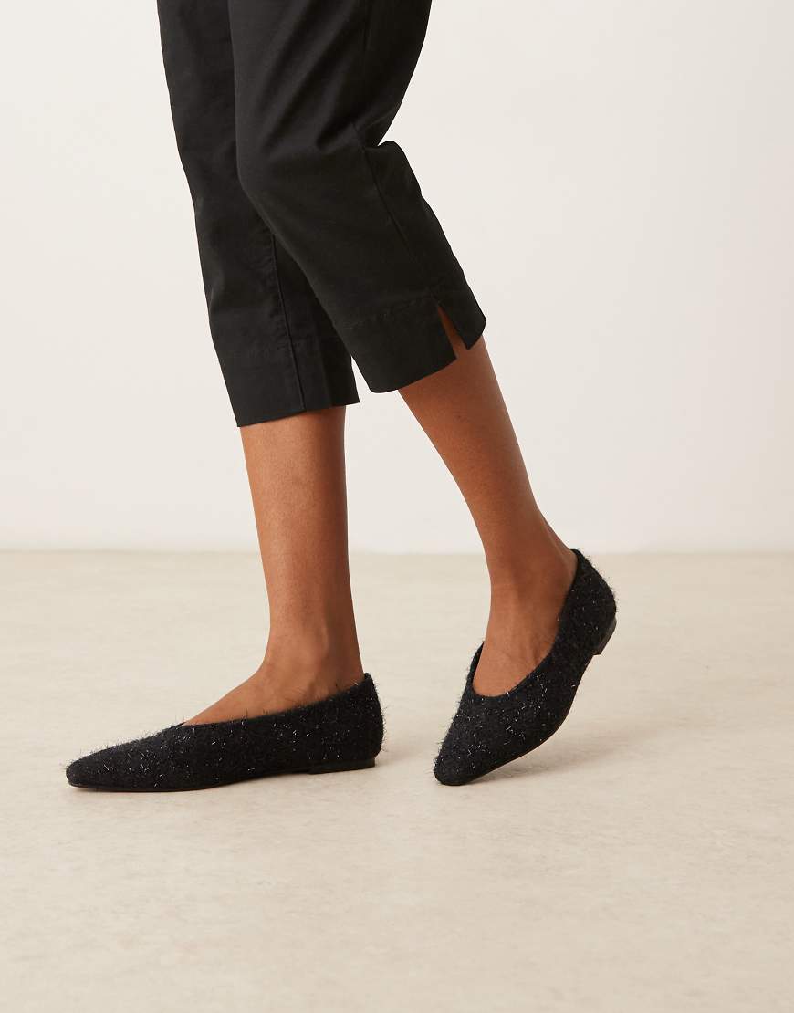ASOS DESIGN - Lambert - Flauschige Ballerinas in Schwarz mit kantiger Spitze von ASOS DESIGN