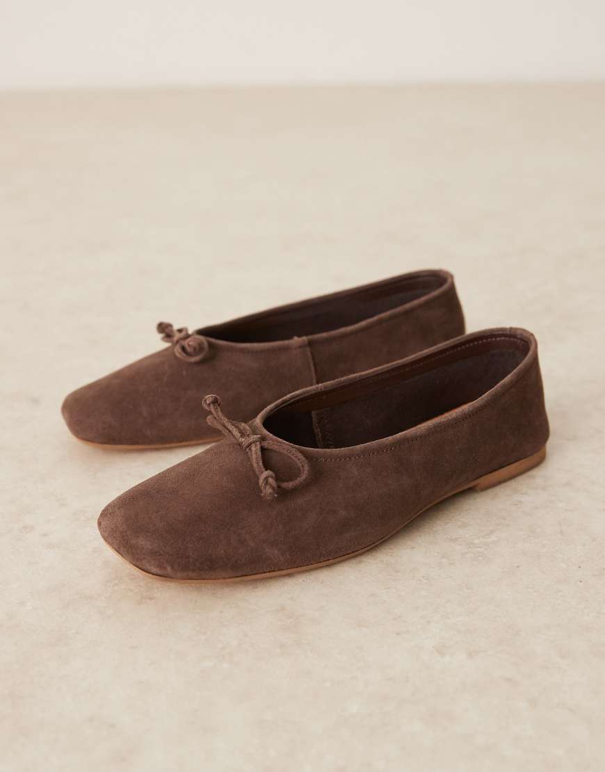 ASOS DESIGN - Landmark - Ballerinas aus Wildleder in Braun mit hohem Schuhblatt ASOS DESIGN - Landmark - Ballerinas aus Wildleder in Braun mit hohem Schuhblatt von ASOS DESIGN