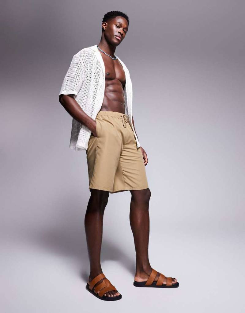 ASOS DESIGN - Lang geschnittene Badeshorts in neutraler Farbe von ASOS DESIGN