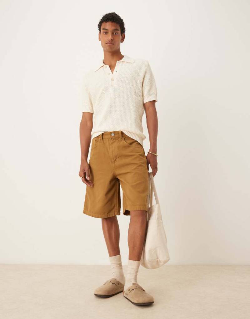 ASOS DESIGN - Lange Carpenter-Shorts in Hellbraun von ASOS DESIGN