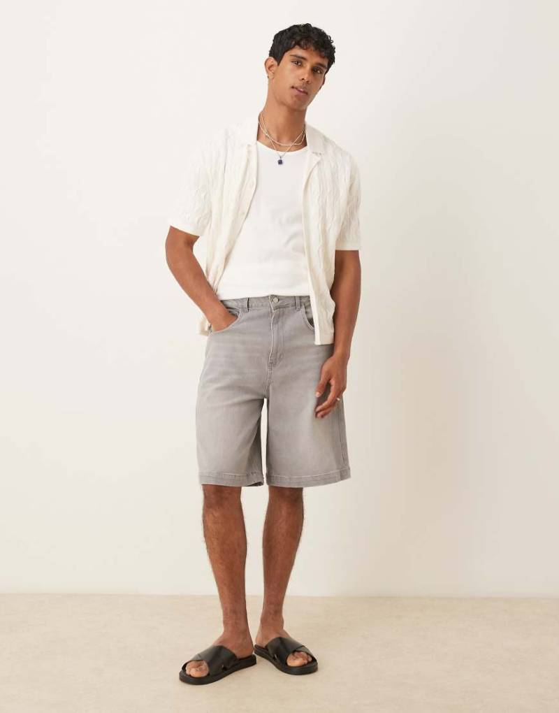ASOS DESIGN - Lang geschnittene Jeans-Jorts in verwaschenem Hellgrau von ASOS DESIGN