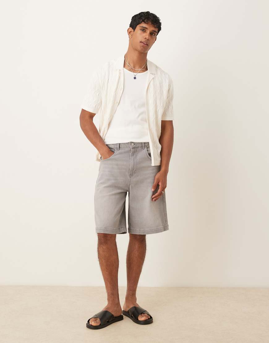 ASOS DESIGN - Lang geschnittene Jeans-Jorts in verwaschenem Hellgrau ASOS DESIGN - Lang geschnittene Jeans-Jorts in verwaschenem Hellgrau von ASOS DESIGN