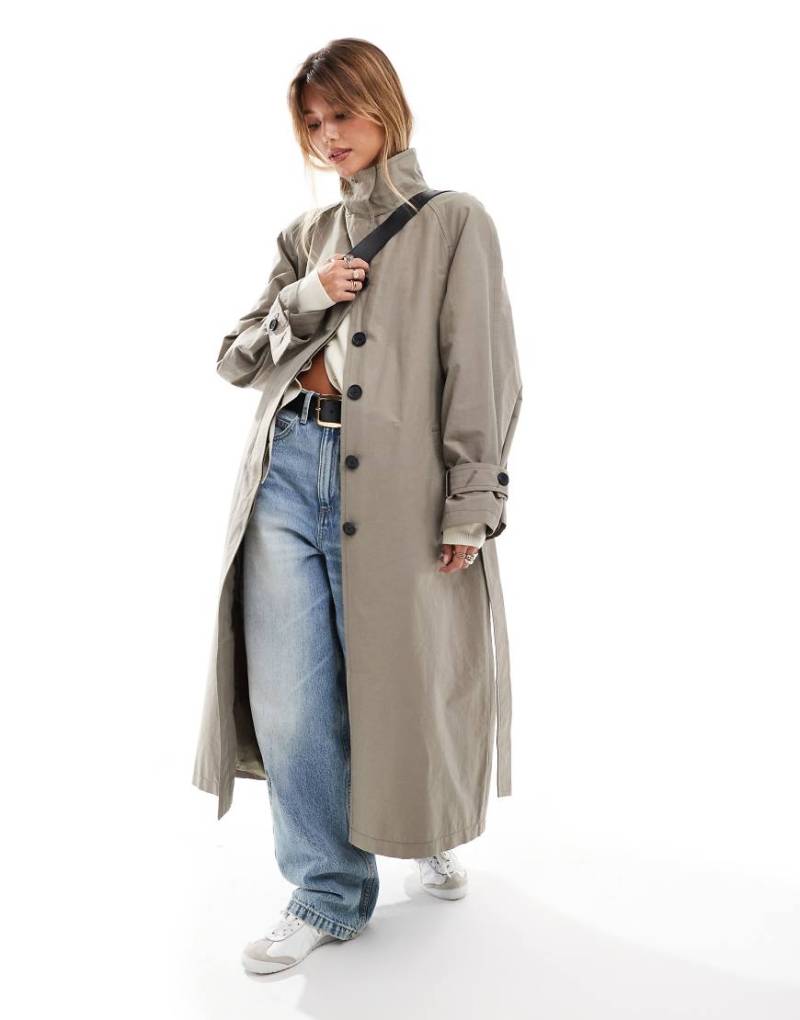 ASOS DESIGN - Lang geschnittener Oversize-Trenchcoat in Pilzbraun mit Stehkragen-Neutral von ASOS DESIGN