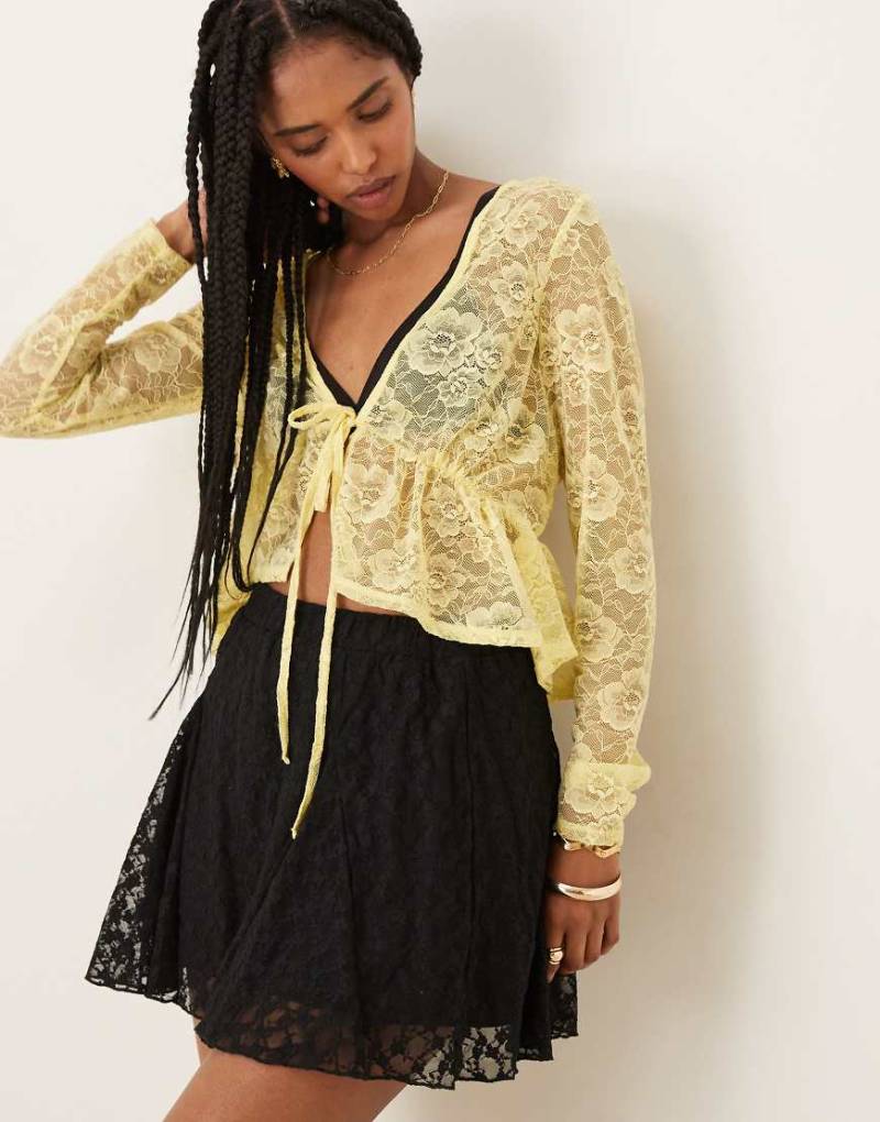 ASOS DESIGN - Weich fallendes, langärmliges Oberteil aus Spitze in transparentem Gelb von ASOS DESIGN