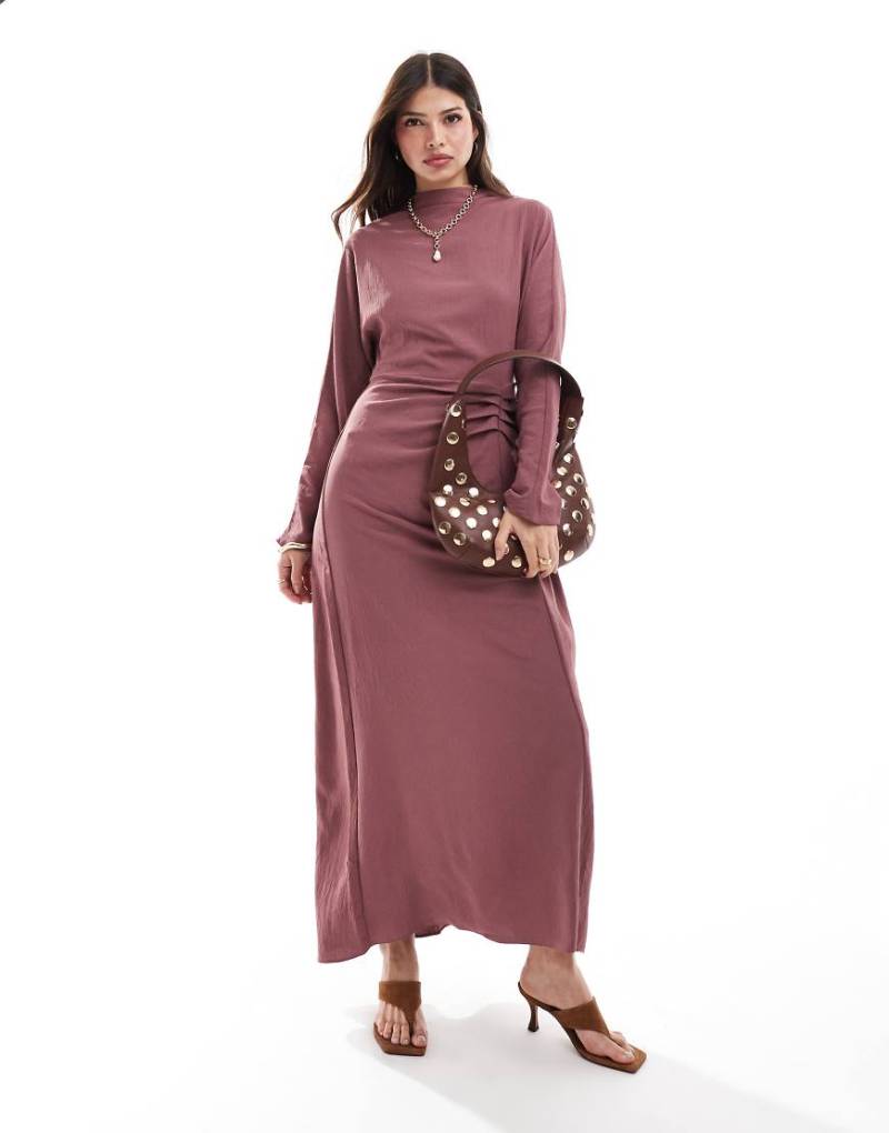 ASOS DESIGN - Langärmeliges Maxikleid in verwaschenem Burgunderrot mit Raffungsdetail-Rosa von ASOS DESIGN