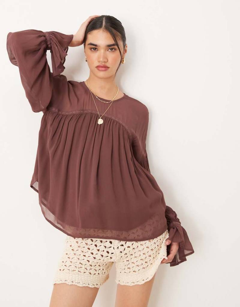 ASOS DESIGN - Langärmeliges Oberteil in Braun mit transparenter Passe und Volumendetail von ASOS DESIGN