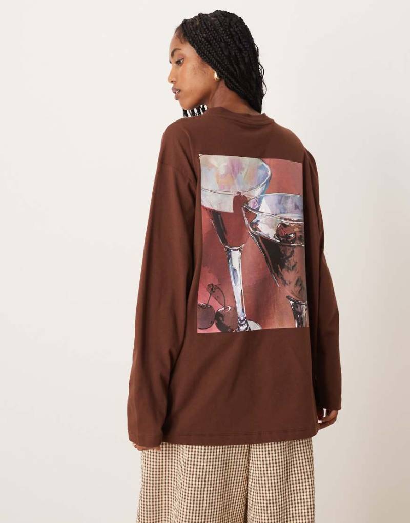 ASOS DESIGN - Langärmeliges Oversize-T-Shirt in Braun mit Kirsch-Espresso-Grafik-Brown von ASOS DESIGN
