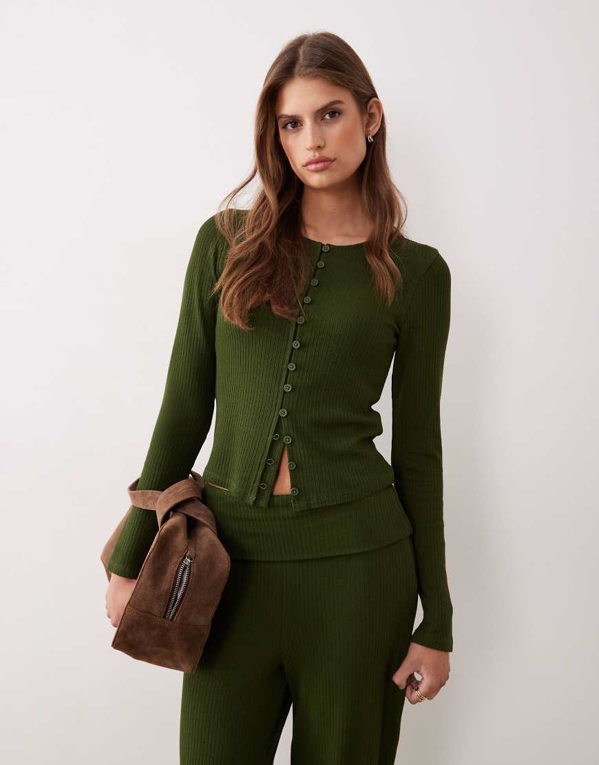 ASOS DESIGN - Langärmlige, figurbetonte Strickjacke in dunklem Olivgrün mit Rippenmuster-Weiß von ASOS DESIGN