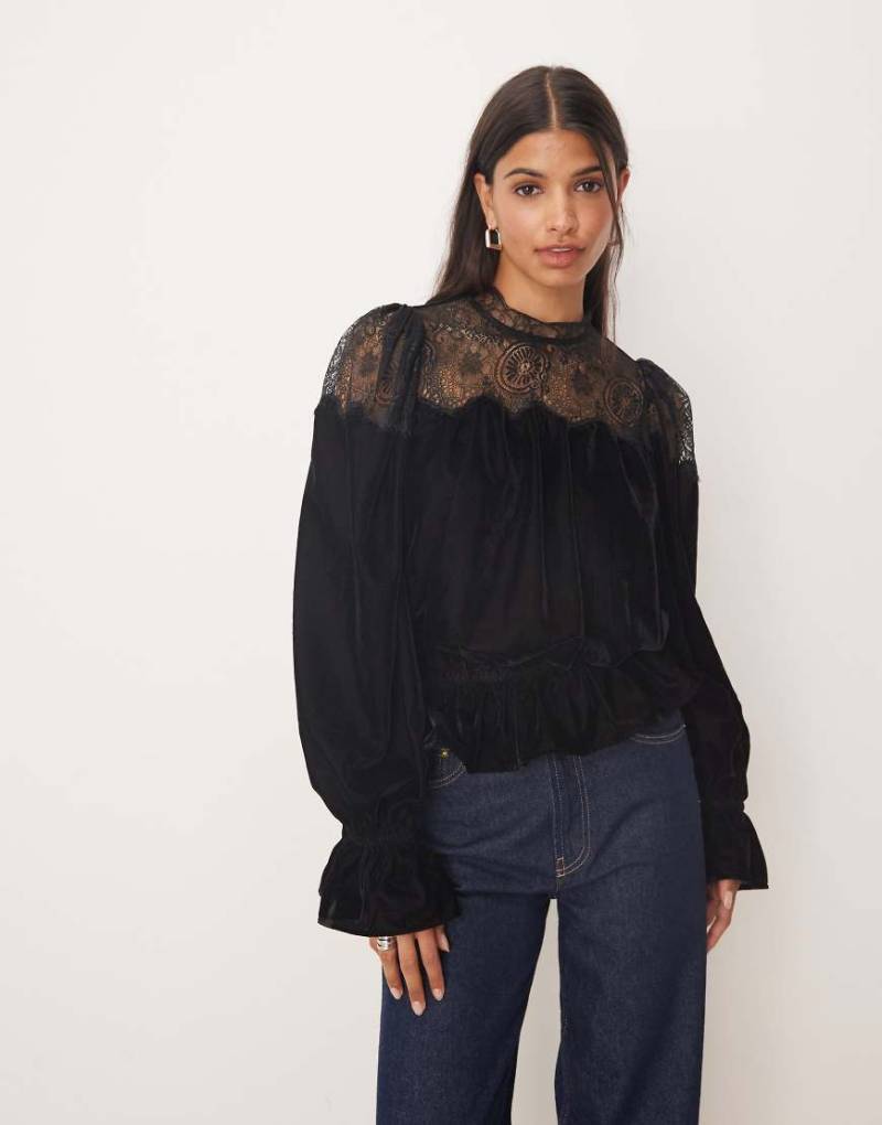 ASOS DESIGN - Langärmlige, hochgeschlossene Bluse aus Samt-Spitzen-Mix in Schwarz von ASOS DESIGN