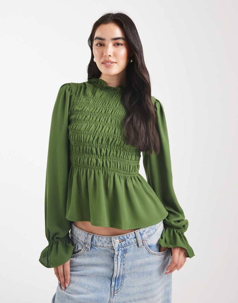 ASOS DESIGN - Langärmlige, hochgeschlossene und gesmokte Bluse in Dunkelgrün von ASOS DESIGN