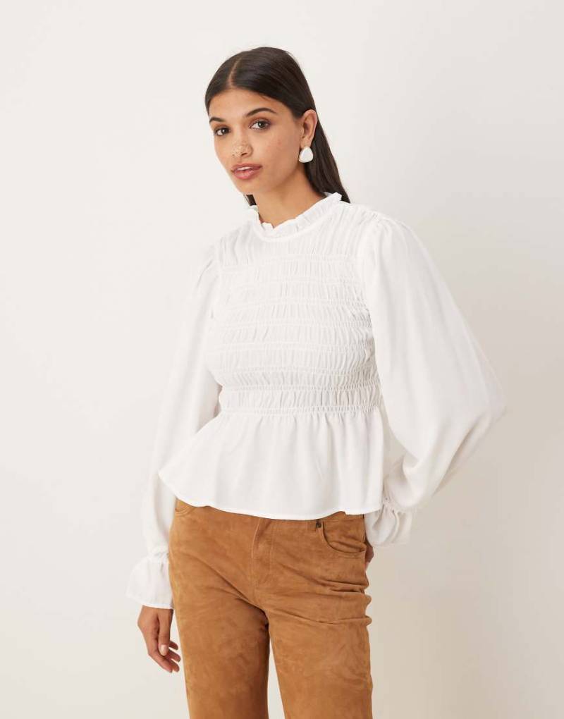 ASOS DESIGN - Langärmlige, hochgeschlossene und gesmokte Bluse in Winterweiß von ASOS DESIGN