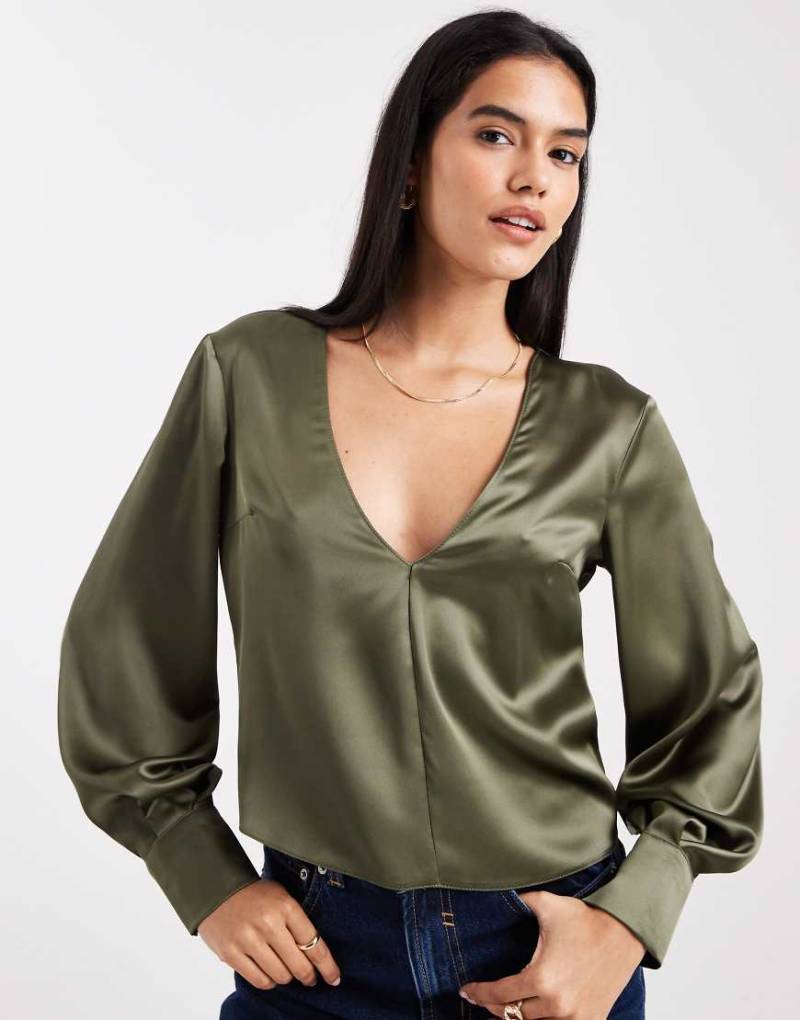 ASOS DESIGN - Langärmlige Bluse aus Satin in Khaki mit V-Ausschnitt-Grün von ASOS DESIGN