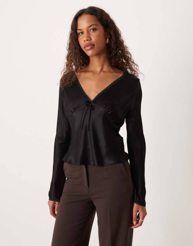 ASOS DESIGN - Langärmlige Bluse aus Satin in Schwarz mit Spitzenbesatz ASOS DESIGN - Langärmlige Bluse aus Satin in Schwarz mit Spitzenbesatz von ASOS DESIGN