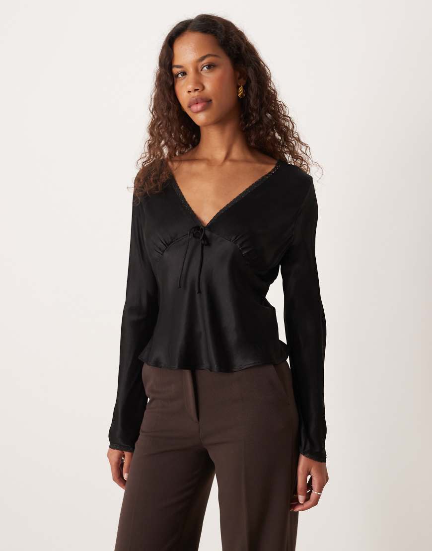 ASOS DESIGN - Langärmlige Bluse aus Satin in Schwarz mit Spitzenbesatz von ASOS DESIGN
