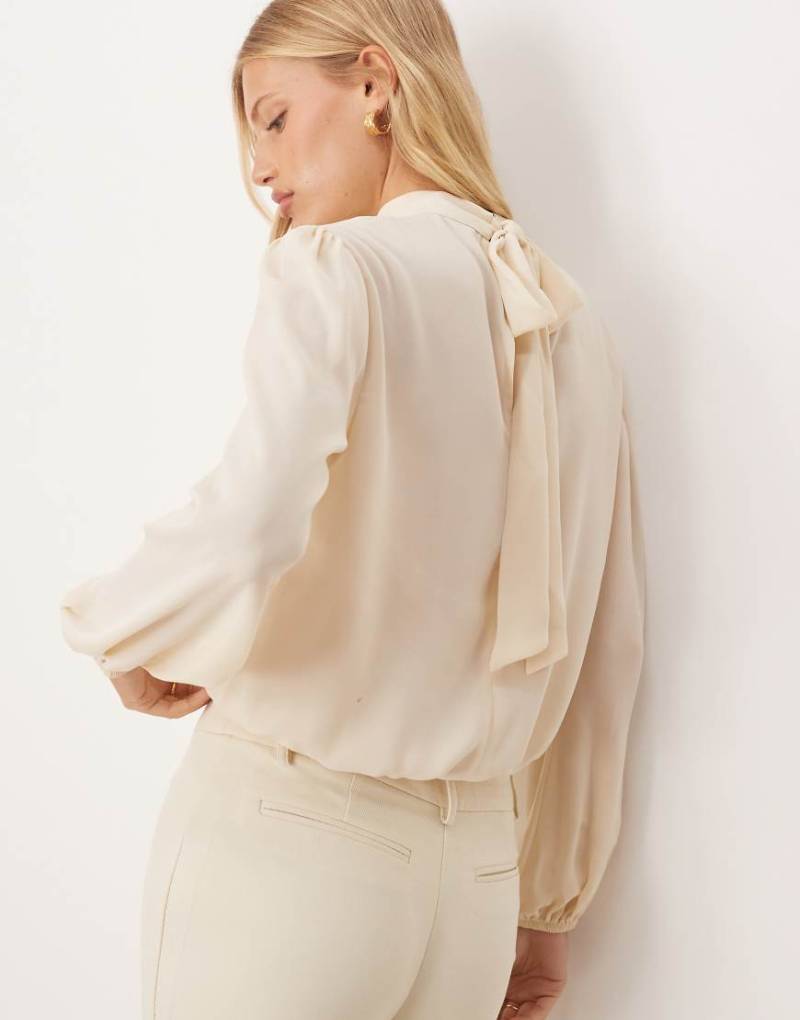 ASOS DESIGN - Langärmlige Bluse aus durchscheinendem Chiffon in Creme mit Ballonsaum-Grau von ASOS DESIGN