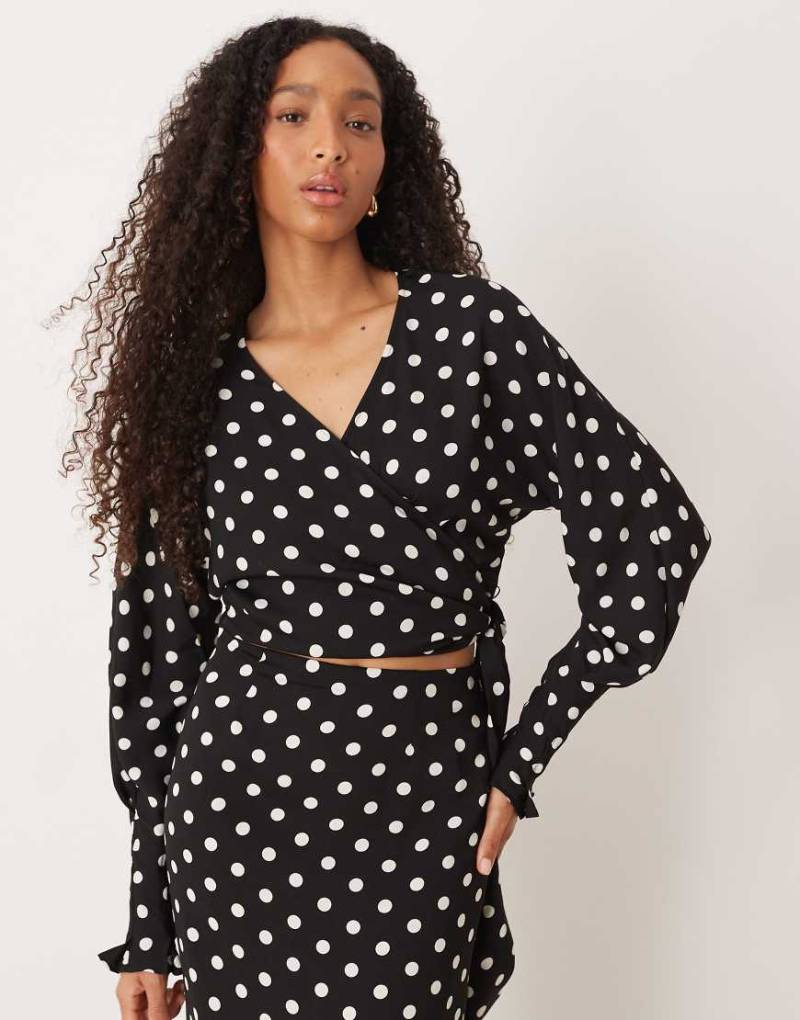 ASOS DESIGN - Langärmlige Bluse mit Polka Dots und Wickeldesign, Kombiteil-Bunt von ASOS DESIGN