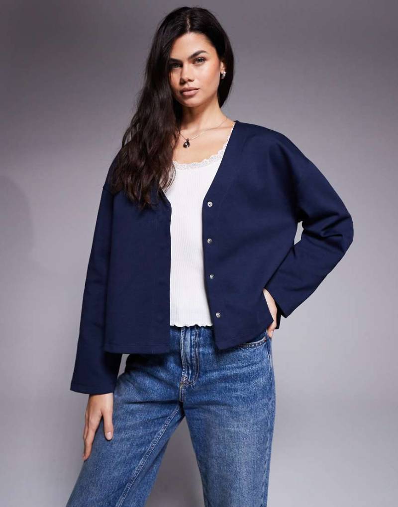 ASOS DESIGN - Langärmlige Cropped-Strickjacke aus Interlock-Stoff in Marineblau mit V-Ausschnitt ASOS DESIGN - Langärmlige Cropped-Strickjacke aus Interlock-Stoff in Marineblau mit V-Ausschnitt von ASOS DESIGN
