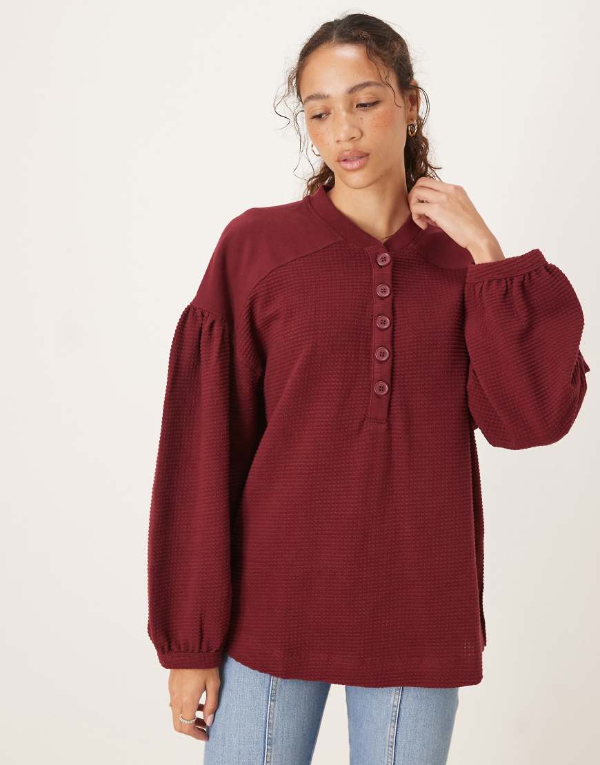 ASOS DESIGN - Langärmlige Henley-Hemdbluse in verwaschenem Burgunderrot mit Puffärmeln von ASOS DESIGN