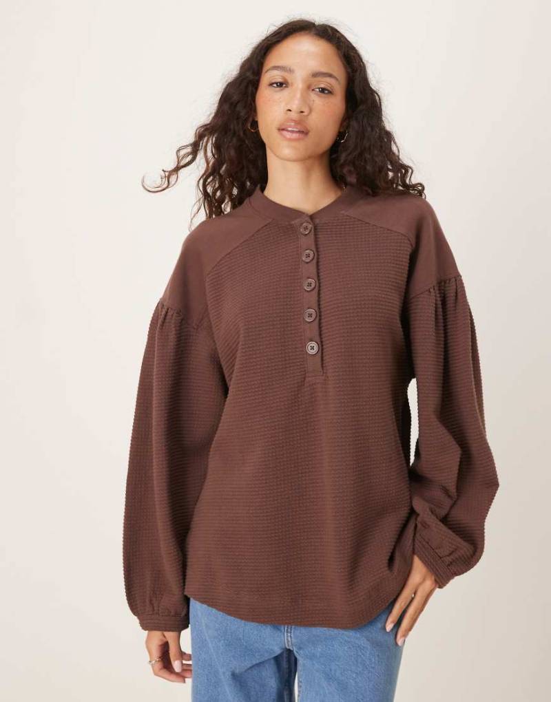 ASOS DESIGN - Langärmlige Henley-Hemdbluse in verwaschenem Schokobraun mit Puffärmeln-Brown von ASOS DESIGN